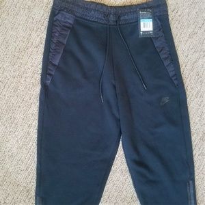 Black Nike Teck Pack Womens pants; Size Medium